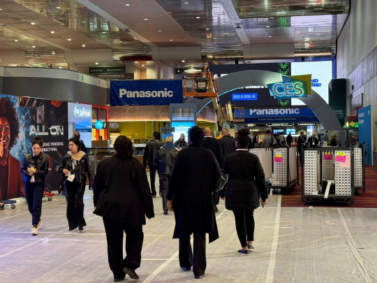 'CES 2024'가 오는 9일(현지시간) 미국 라스베이거스에서 막을 올린다. 사진은 개막 전 전시관들의 모습이다. 연합뉴스